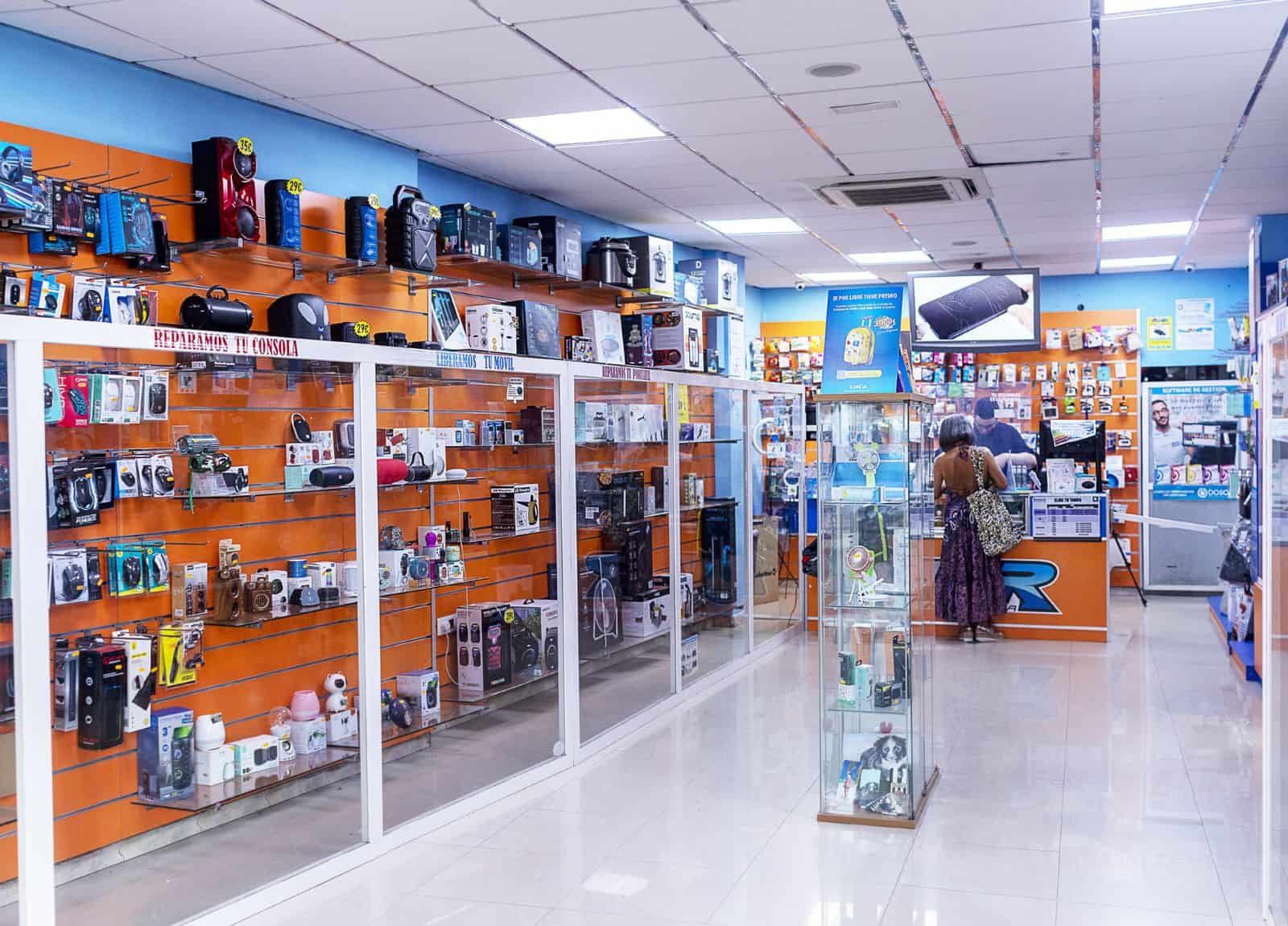 Interior de la tienda de informática HR