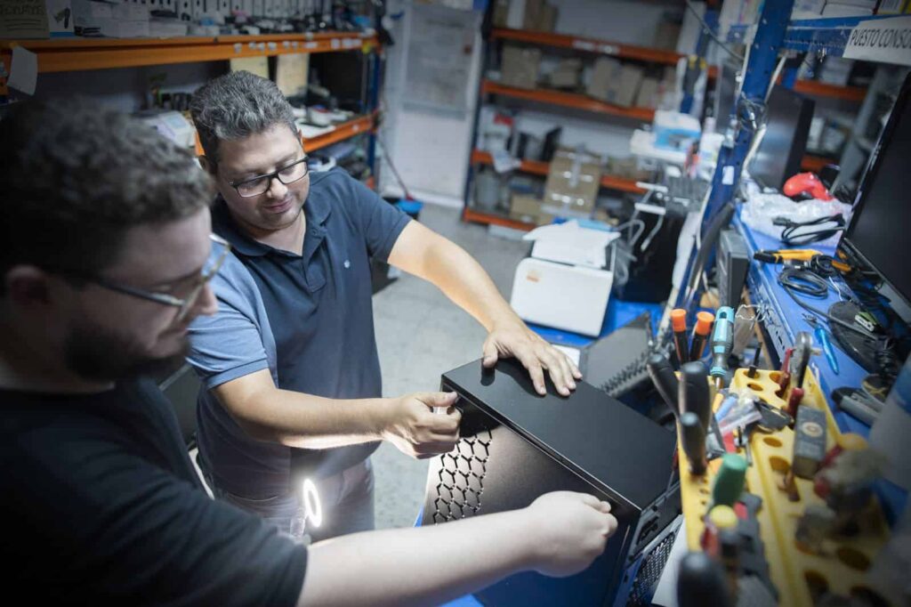 Técnicos revisando un ordenador