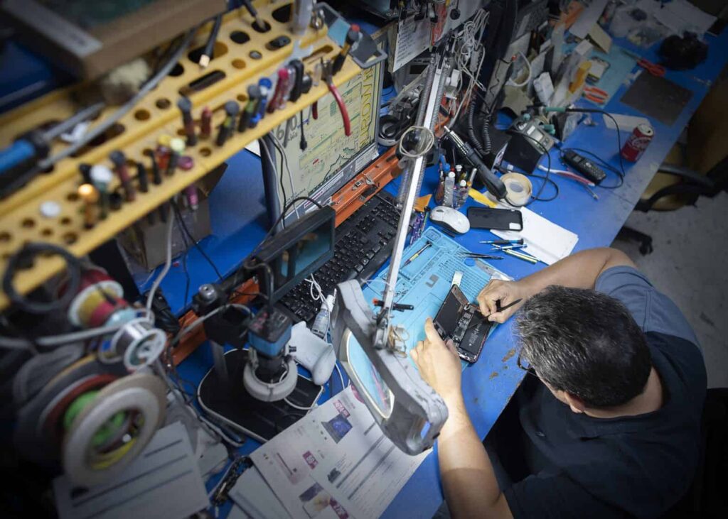 Técnico reparando un móvil