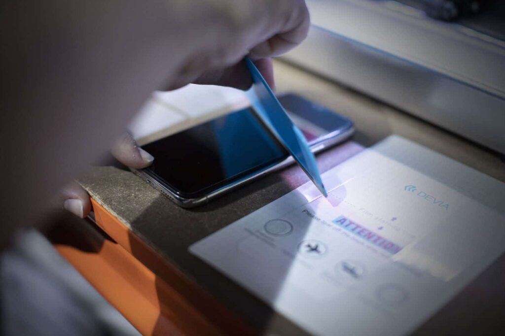 Colocando un protector de pantalla a un móvil