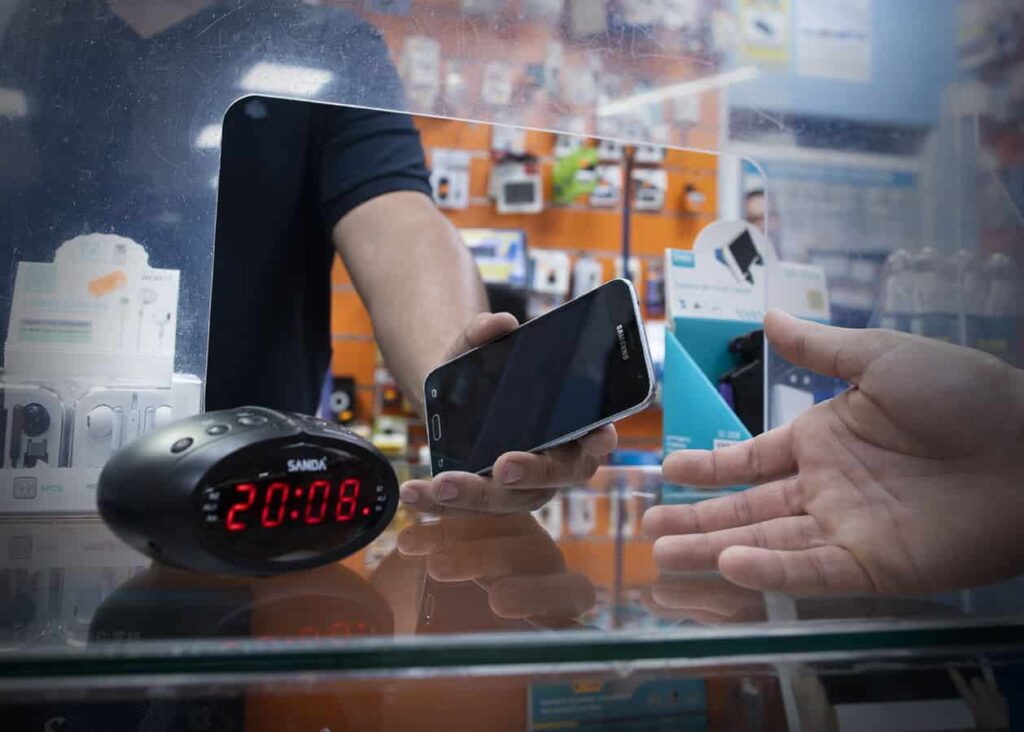 Cliente recogiendo un móvil tras ser reparado